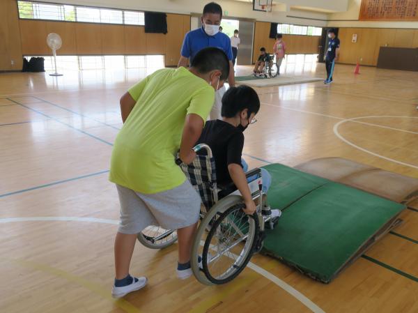 息栖小車いす体験2