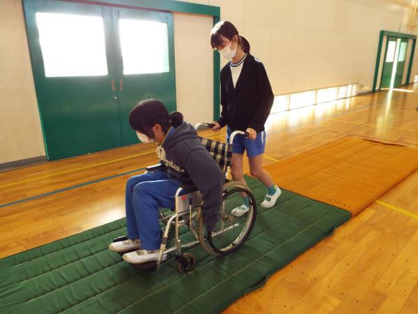 大野原小学校福祉体験車いす(3)