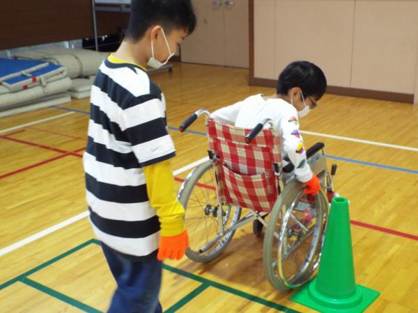 波崎西小学校車いす(2)