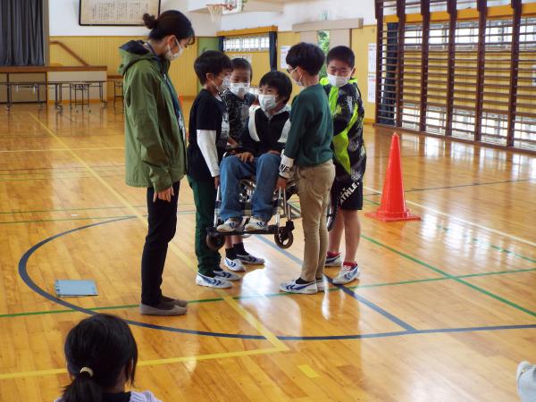 軽野小福祉体験車いす(1)