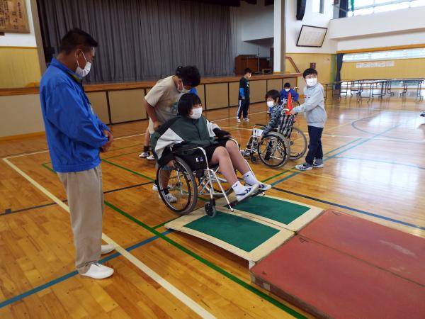 軽野小福祉体験車いす(2)