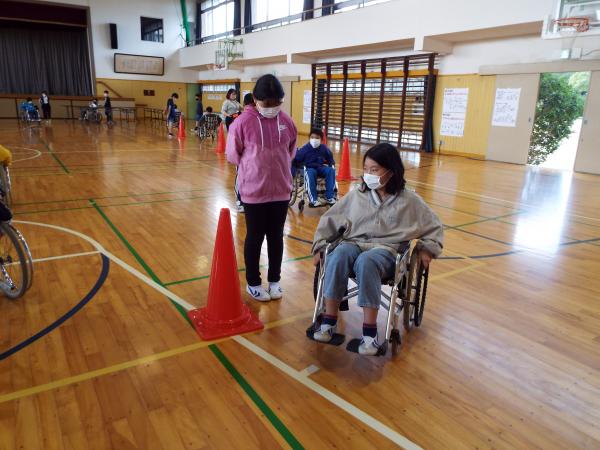 軽野小福祉体験車いす(3)