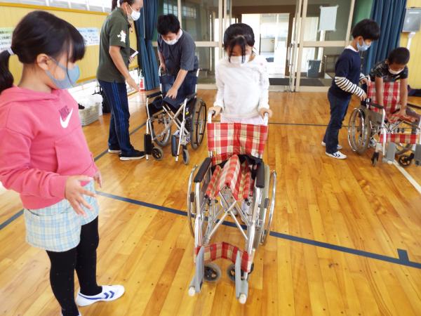 軽野小福祉体験車いす(4)