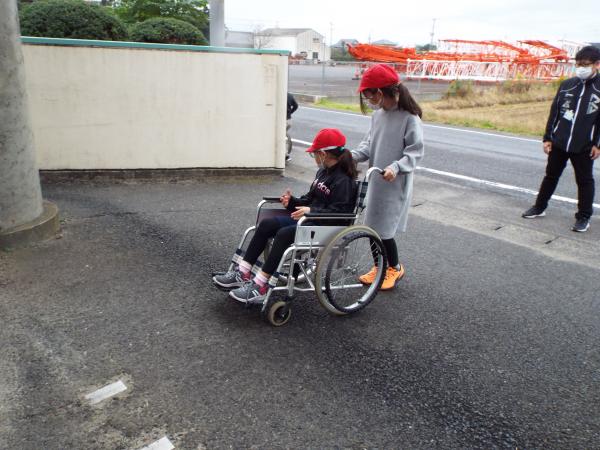 大野原西小福祉体験車いす(3)