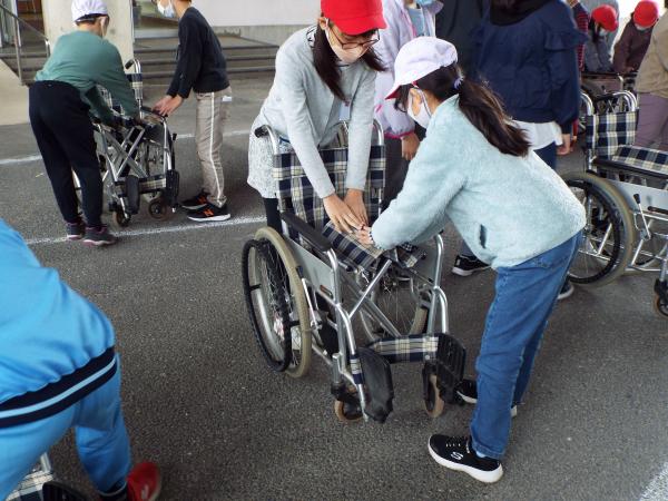 大野原西小福祉体験車いす(4)