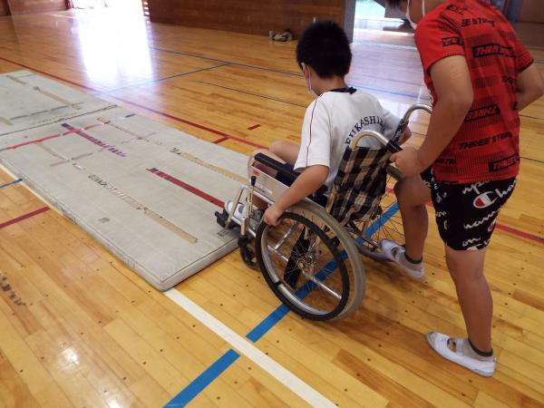 深芝小R5車いす(2)